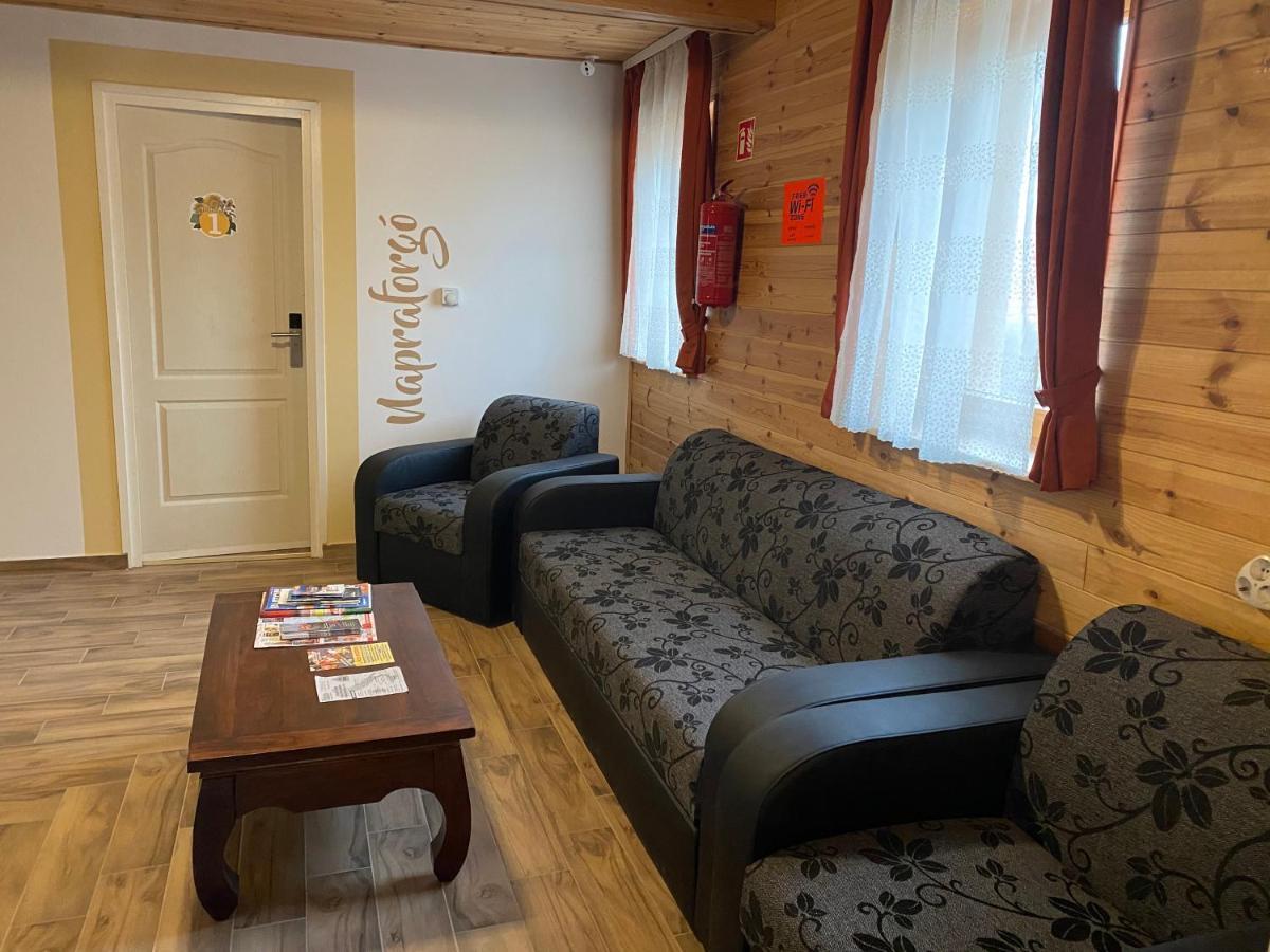Kamaras Klastrom House Mogyoród Екстериор снимка