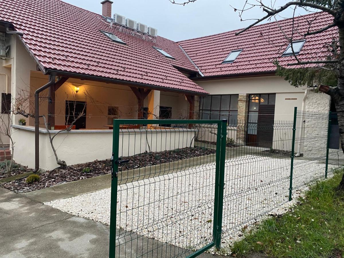 Kamaras Klastrom House Bed & Breakfast Mogyoród Екстериор снимка