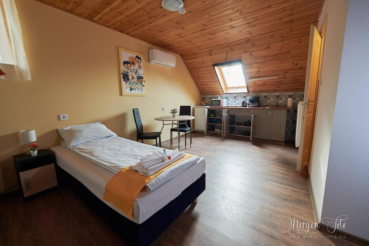 Kamaras Klastrom House Mogyoród Екстериор снимка