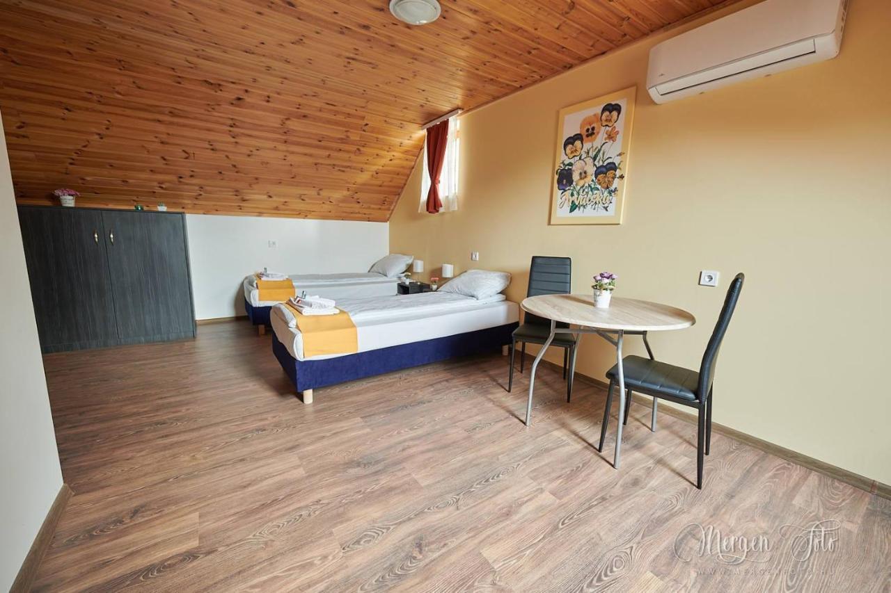 Kamaras Klastrom House Mogyoród Екстериор снимка
