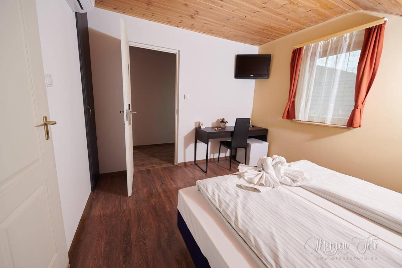 Kamaras Klastrom House Mogyoród Екстериор снимка
