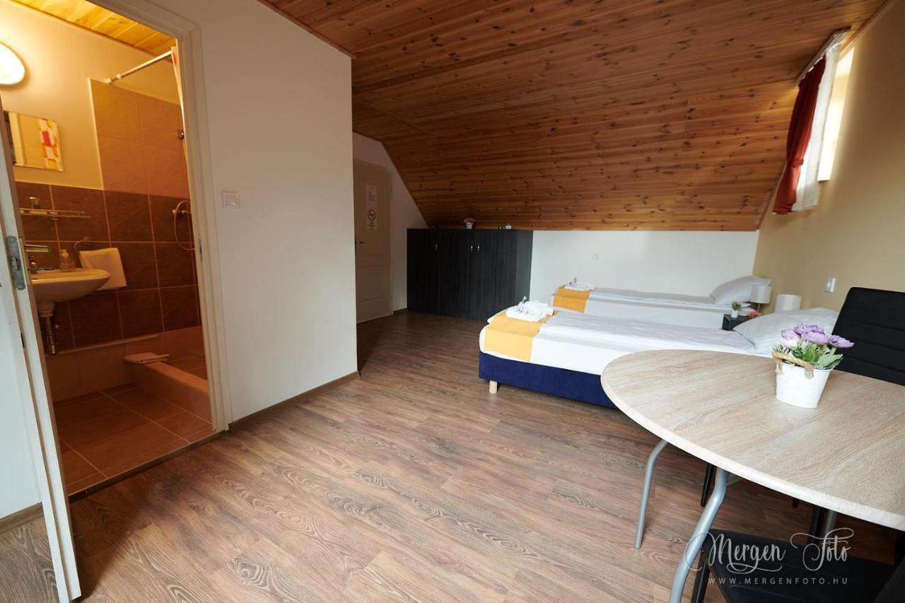 Kamaras Klastrom House Mogyoród Екстериор снимка
